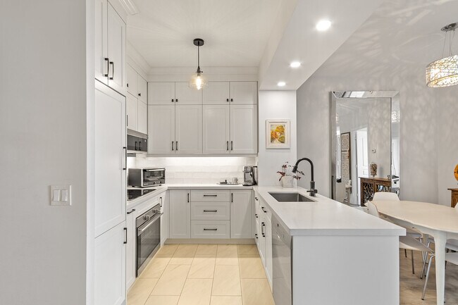 Photo - 438 Richmond St W