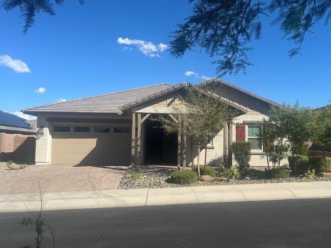 Building Photo - Beautiful 3-Bed, 3-Bath Home with Pool, So...