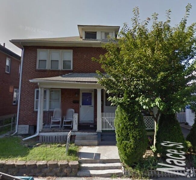 Building Photo - 2 Bedroom House available now in Harrisburg!