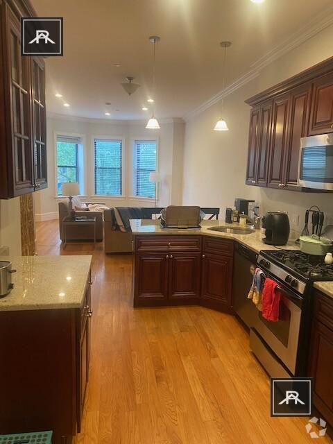 Building Photo - 3 bedroom in Brookline MA 02446 Unit 3 Rental