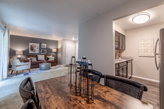 Sala de estar y comedor en Woodbridge Bloomington - Woodbridge of Bloomington