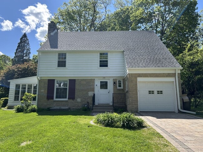Photo - 1110 Shorewood Blvd House