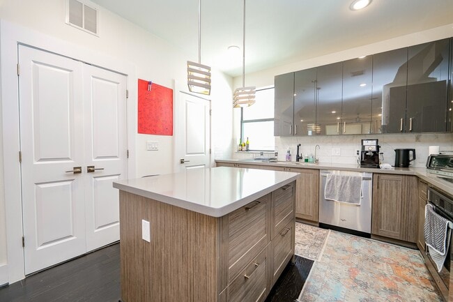 Photo - 2401 Crawford St Unit A212