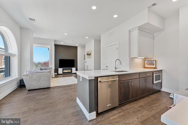 Building Photo - 635 Slaters Ln Unit 405 Rental