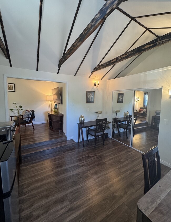 Building Photo - 1623 Campus Rd Unit B - Fully Furnished