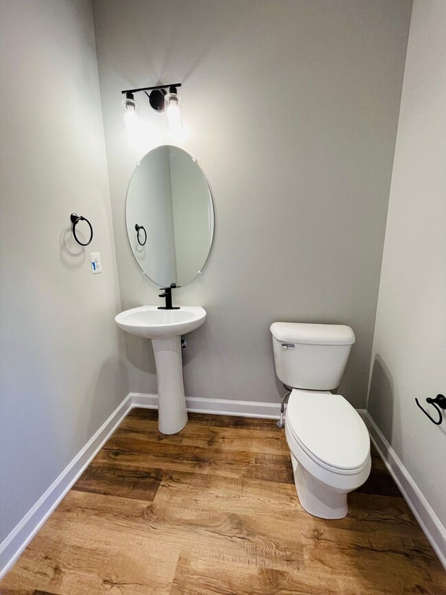 Building Photo - Like New End Unit Townhouse in Congers Creek