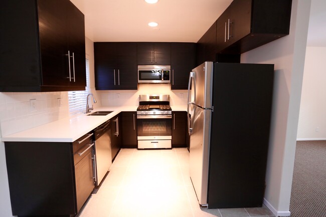 Building Photo - 177 Douglas St Unit #1