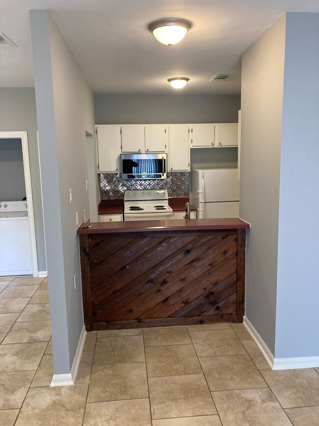 Photo - 13715 Kenner Ave Unidad D