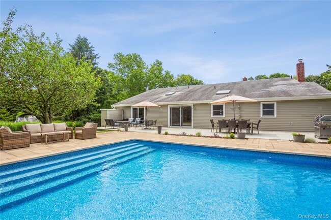 Photo - 215 Northfield Ln