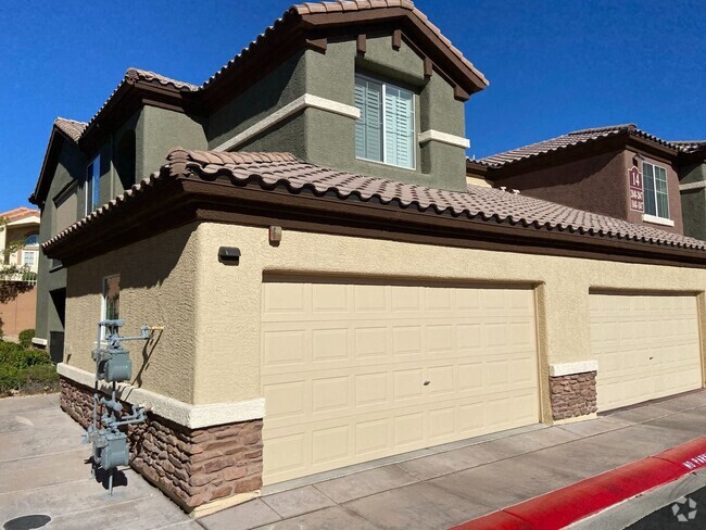 Building Photo - First Floor Unit with 2 Car Garage with Di... Rental