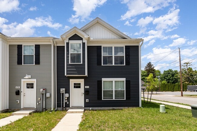 Photo - 652 N College St