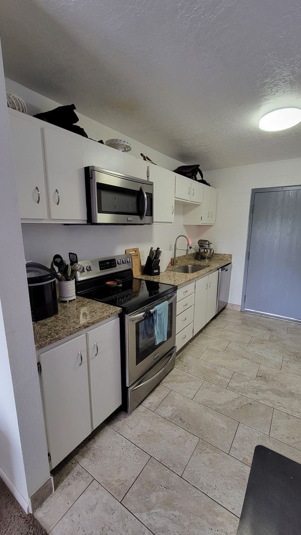 Photo - Studio Apartment with Granite Countertops Unidad 308