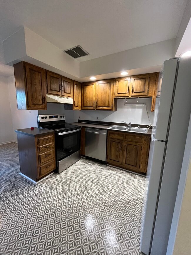 Building Photo - Woodlands Unit 11