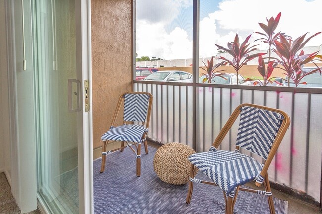 Screened-in Patio/Balcony - Monterey Lake