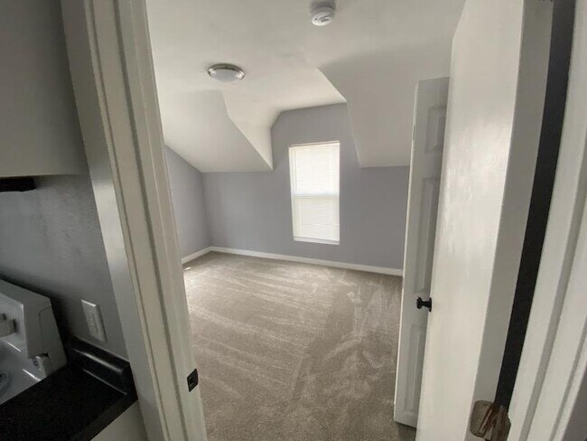 207 1/2 W Mill St