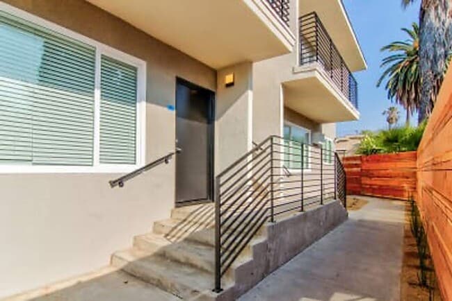 570 N Los Robles Ave