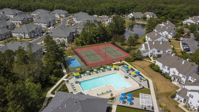 Aerial View Of Outdoor Amenities - Hamilton Greene Rental