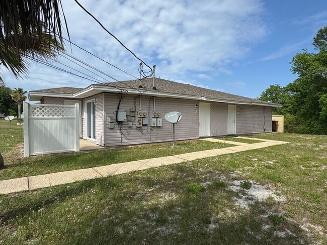 Photo - Gulf Breeze - Greenbriar Estates - 2 bed, 1 bath - Lawn care included