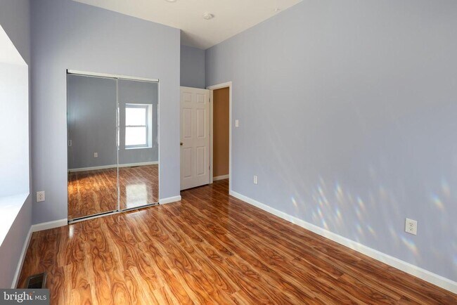 Photo - 3350 Conrad St