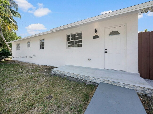 Building Photo - 139 NE 17th St Rental
