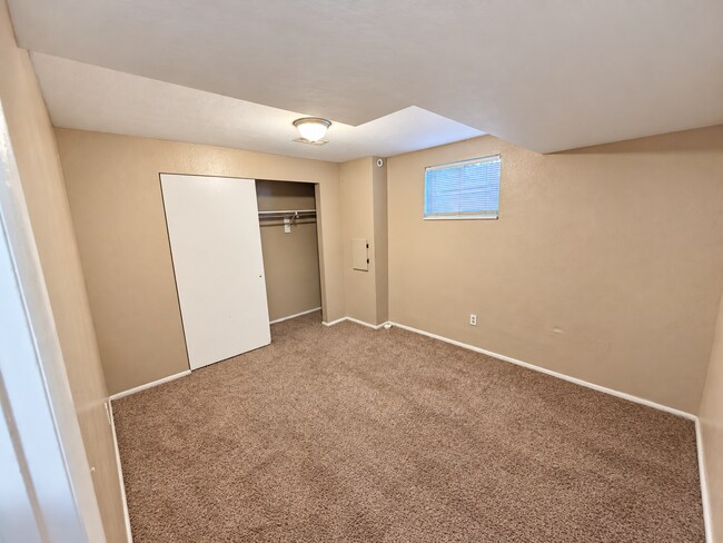 811 S 75 E St Unidad Room 4