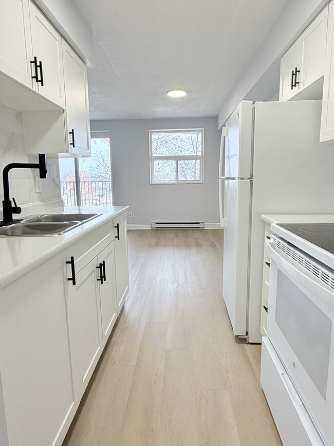 Building Photo - 1071 McDougall St Unit 402