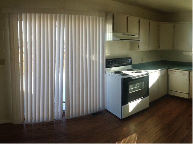Kitchen - 610 S Cedar St Unit #1