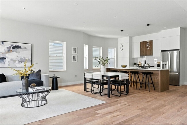 Building Photo - 34 Woodford St