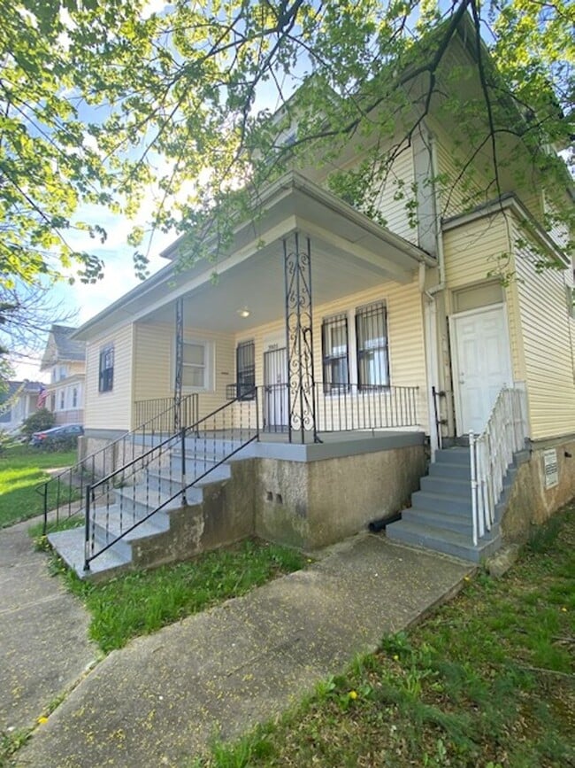 Building Photo - Spacious 9-Bedroom Home – Ideal for Transitional Housing | Central A/C | $4,000/Month