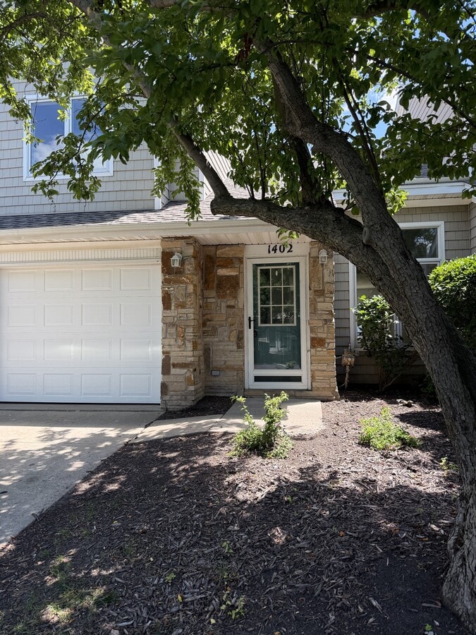Photo - 811 Burr Oaks Dr