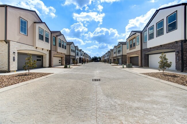 Building Photo - 2912 El Fenice Ln