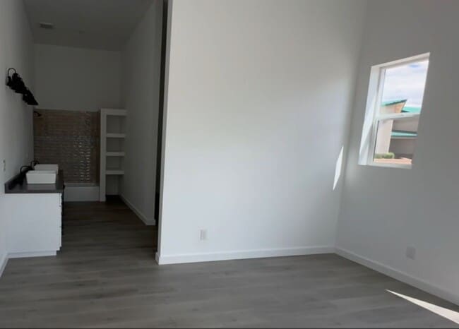 Photo - 705 N Railroad Ave