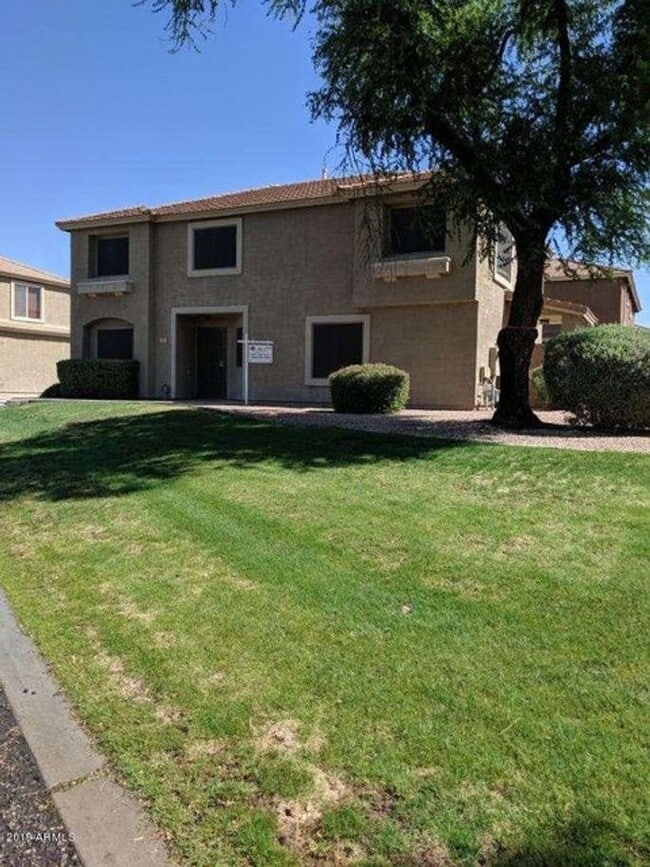 Building Photo - Desert Ridge Beauty next to community park!