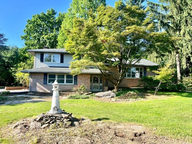 Building Photo - Spacious 3-Bedroom 2 Bath Home