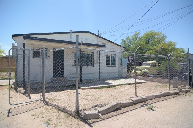 Building Photo - Charming 1 Bedroom 1 Bath House! Great Central Tucson Location!