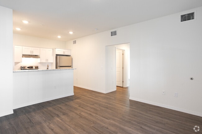 2BD, 2BA - 850SF