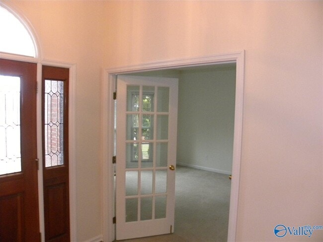 Photo - 104 Nobleton Ln NW