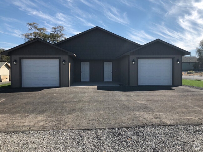 Building Photo - Large 2 Bedroom, 2 Bath Duplex Rental