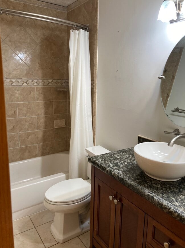 #2 bathroom - 8150 Shorewalk Dr Unit B