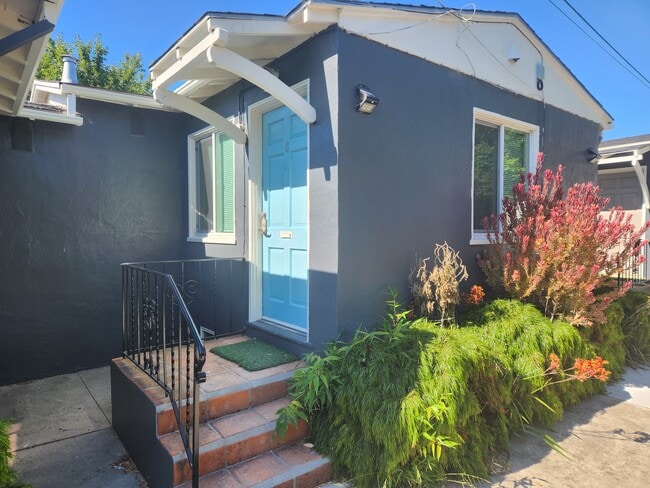 Building Photo - 1731 10th St Unit c Rental