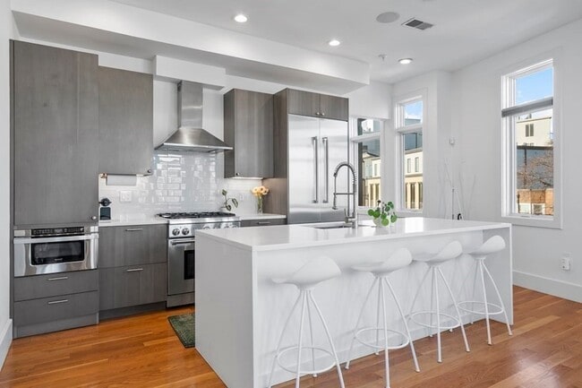 Building Photo - 5 Mohawk St Unit 5