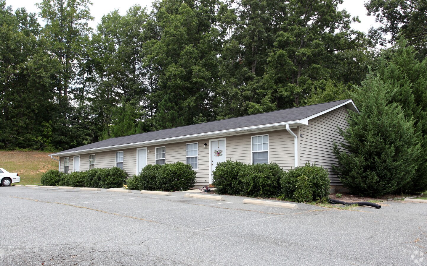 Photo - 2808-2810 Uwharrie Rd Apartments