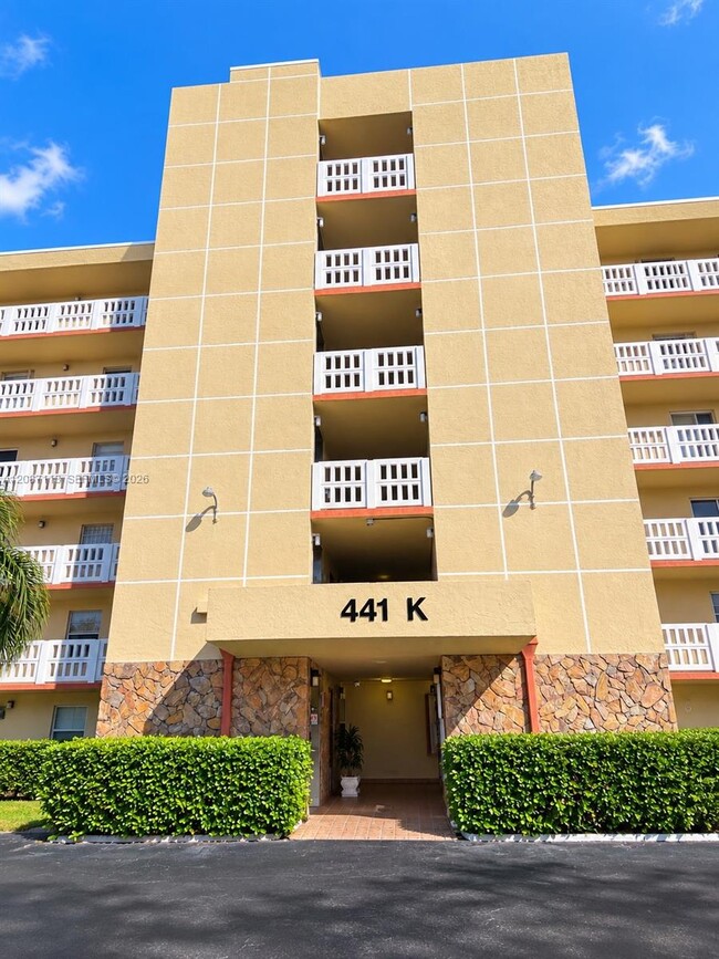 Building Photo - 441 SE 3rd St Unit 408