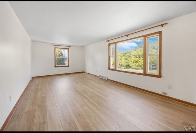 Photo - 5696 Caughdenoy Rd