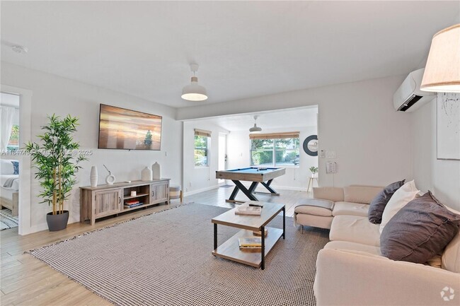Building Photo - 300 SW 23rd St Unit 2 Rental