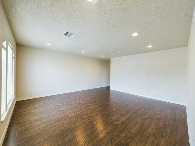 Photo - 2609 Lawrence St