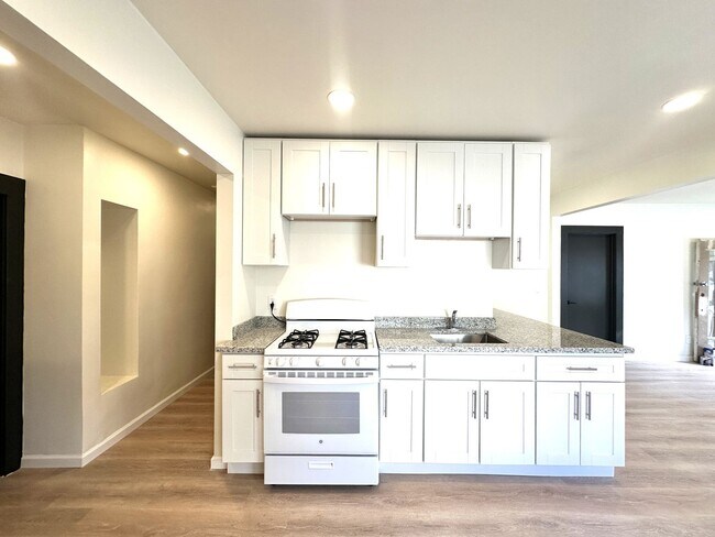 Photo - 5 Bed/2 Full Baths W/Washer&Dryer Hook Ups!