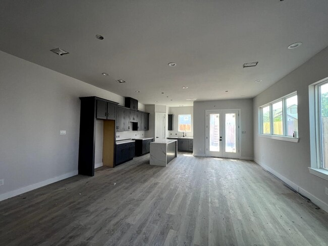 Photo - 6407 Sidney St