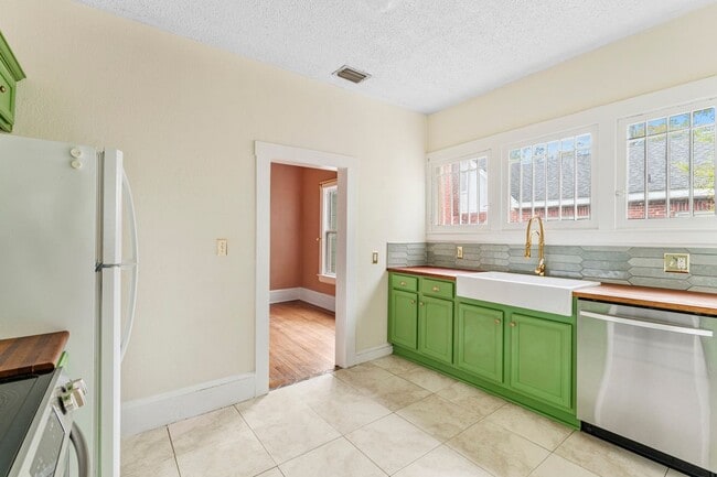 Photo - 4531 Attleboro St