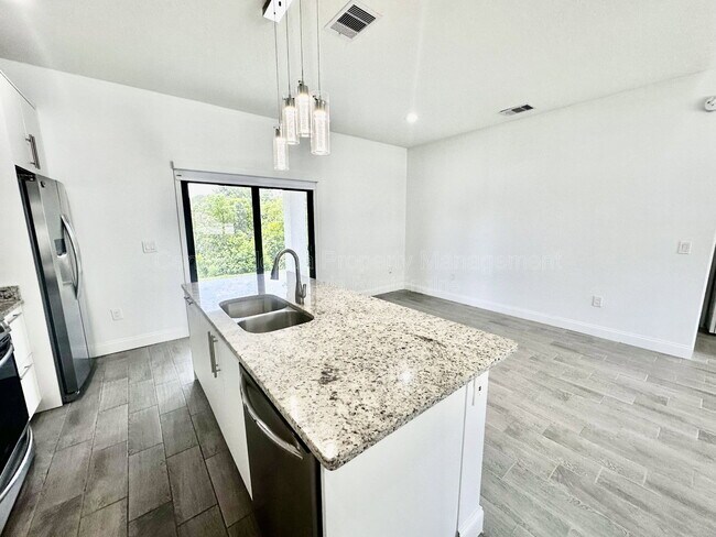 Photo - 774 W 9th St